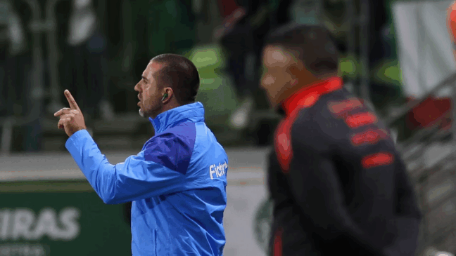 da SE Palmeiras, disputa bola com o jogador do SC Internacional, durante partida válida pela vigésima terceira rodada, do Campeonato Brasileiro, Série A, na arena Allianz parque. (Foto: Cesar Greco/Palmeiras/by Canon)
