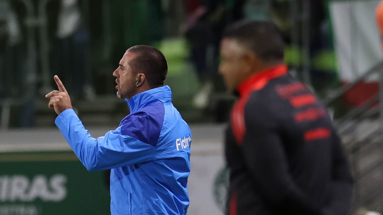 da SE Palmeiras, disputa bola com o jogador do SC Internacional, durante partida válida pela vigésima terceira rodada, do Campeonato Brasileiro, Série A, na arena Allianz parque. (Foto: Cesar Greco/Palmeiras/by Canon)
