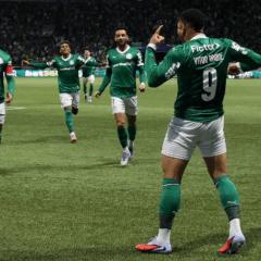 O jogador Vitor Roque, da SE Palmeiras, comemora seu gol contra a equipe do SC Internacional, durante partida v&aacute;lida pela vig&eacute;sima terceira rodada, do Campeonato Brasileiro, S&eacute;rie A, na arena Allianz parque. (Foto: Cesar Greco/Palmeiras/by Canon)
