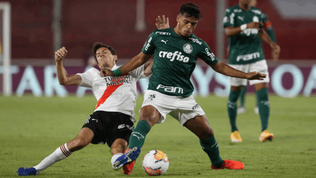 O jogador Gabriel Menino, da SE Palmeiras, disputa bola com o jogador Ignacio Fernandez, do CA River Plate, durante partida válida pelas semi finais (ida), da Copa Libertadores, no estádio Libertadores da América. (Foto: Cesar Greco)
