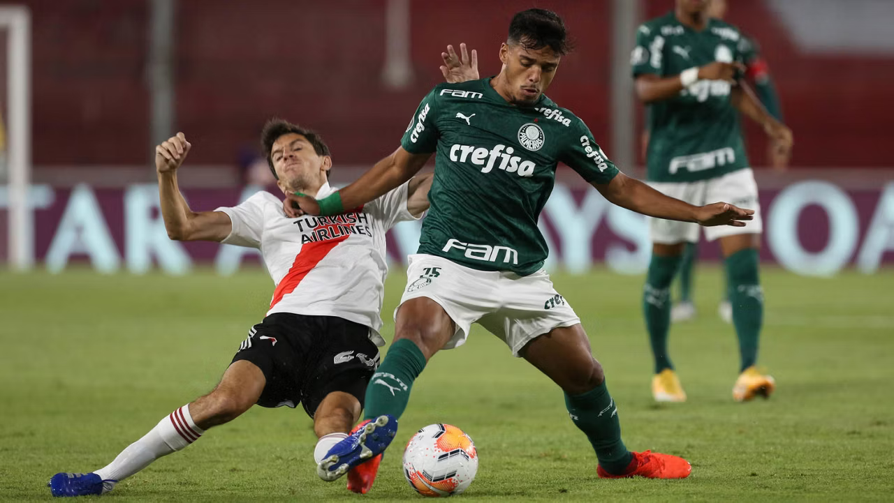 O jogador Gabriel Menino, da SE Palmeiras, disputa bola com o jogador Ignacio Fernandez, do CA River Plate, durante partida válida pelas semi finais (ida), da Copa Libertadores, no estádio Libertadores da América. (Foto: Cesar Greco)
