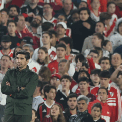 O técnico Abel Ferreira, da SE Palmeiras, em jogo contra a equipe do CA River Plate, durante partida válida pelas quartas de final, ida, da Copa Libertadores, no Estádio Monumental. (Foto: Cesar Greco/Palmeiras/by Canon)
