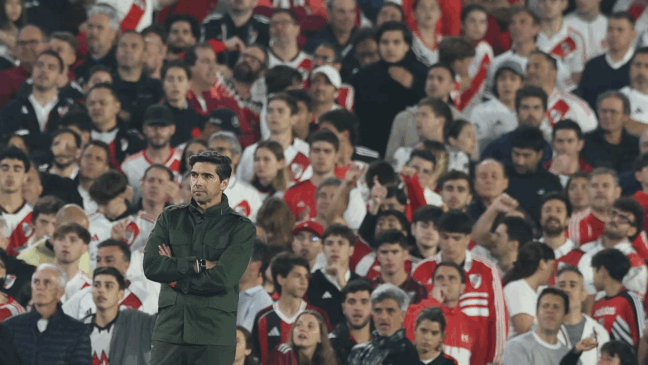 O técnico Abel Ferreira, da SE Palmeiras, em jogo contra a equipe do CA River Plate, durante partida válida pelas quartas de final, ida, da Copa Libertadores, no Estádio Monumental. (Foto: Cesar Greco/Palmeiras/by Canon)
