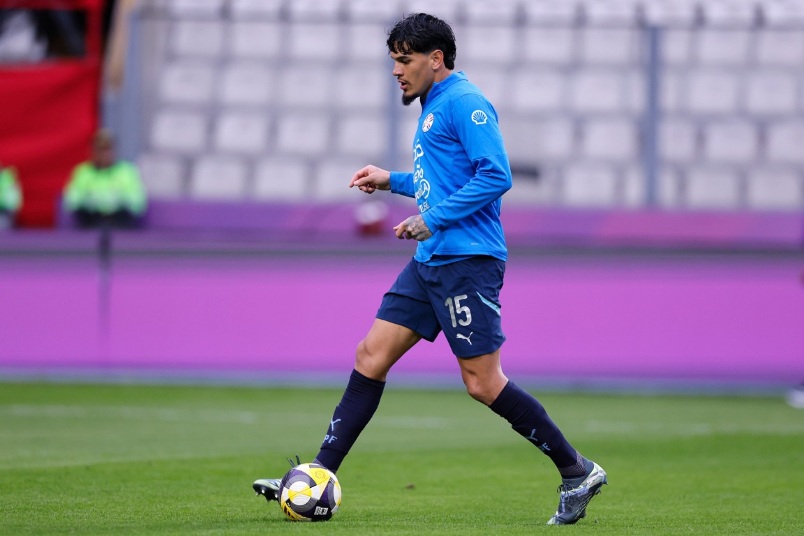 Gómez em ação pelo Paraguai (Foto: Albirroja/Divulgação)