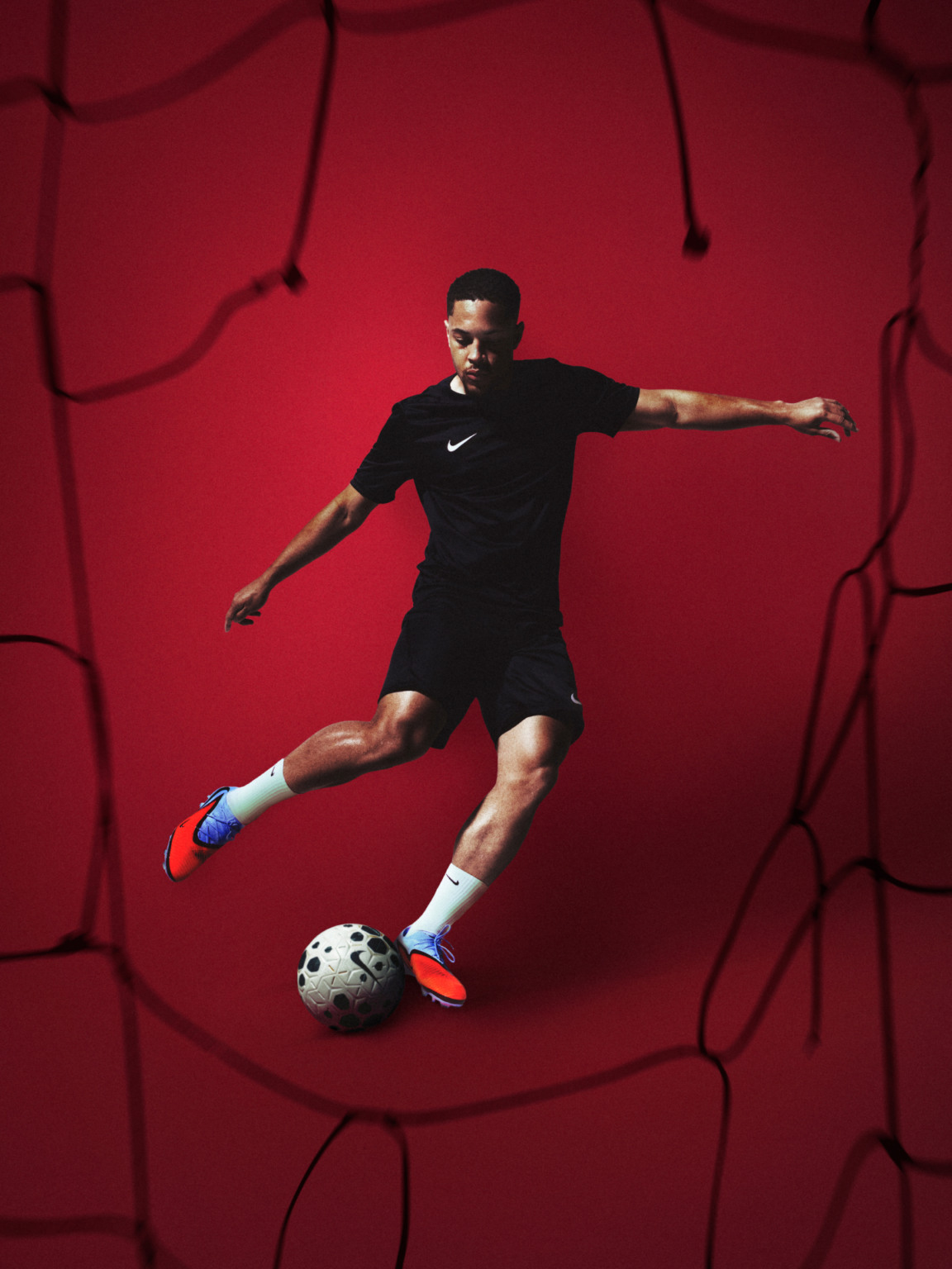 Vitor Roque com nova chuteira (Foto: Divulgação / Nike) 