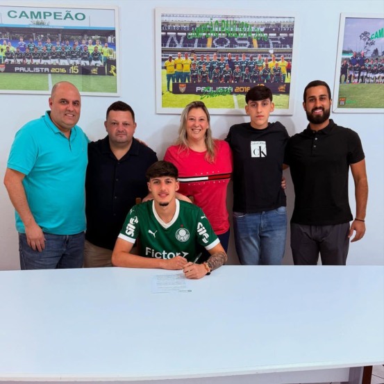 Enzo assinou primeiro contrato profissional (Foto: Reprodução) 