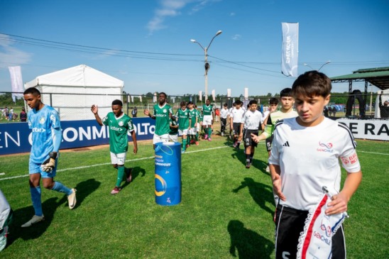 Samuel na entrada de campo do Palmeiras na Libertadores Sub-13 (Foto: Divulgação)