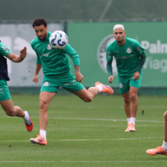Os jogadores Vitor Roque e Felipe Anderson (D), da SE Palmeiras, durante treinamento, na Academia de Futebol. (Foto: Cesar Greco/Palmeiras/by Canon)