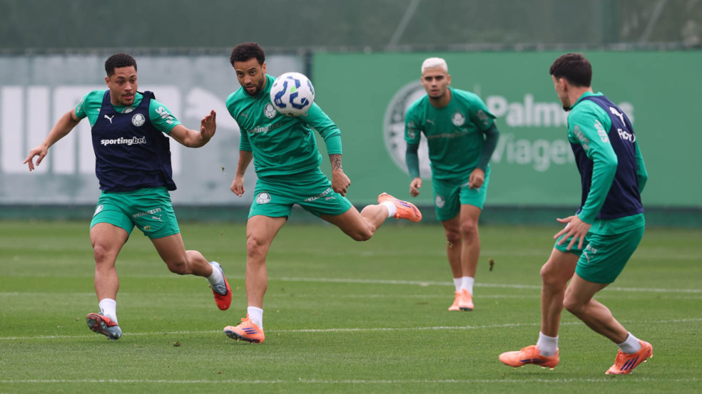 Os jogadores Vitor Roque e Felipe Anderson (D), da SE Palmeiras, durante treinamento, na Academia de Futebol. (Foto: Cesar Greco/Palmeiras/by Canon)