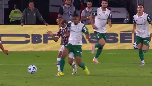 Momento em que Allan foi expulso contra o Fluminense (Foto: Reprodução)