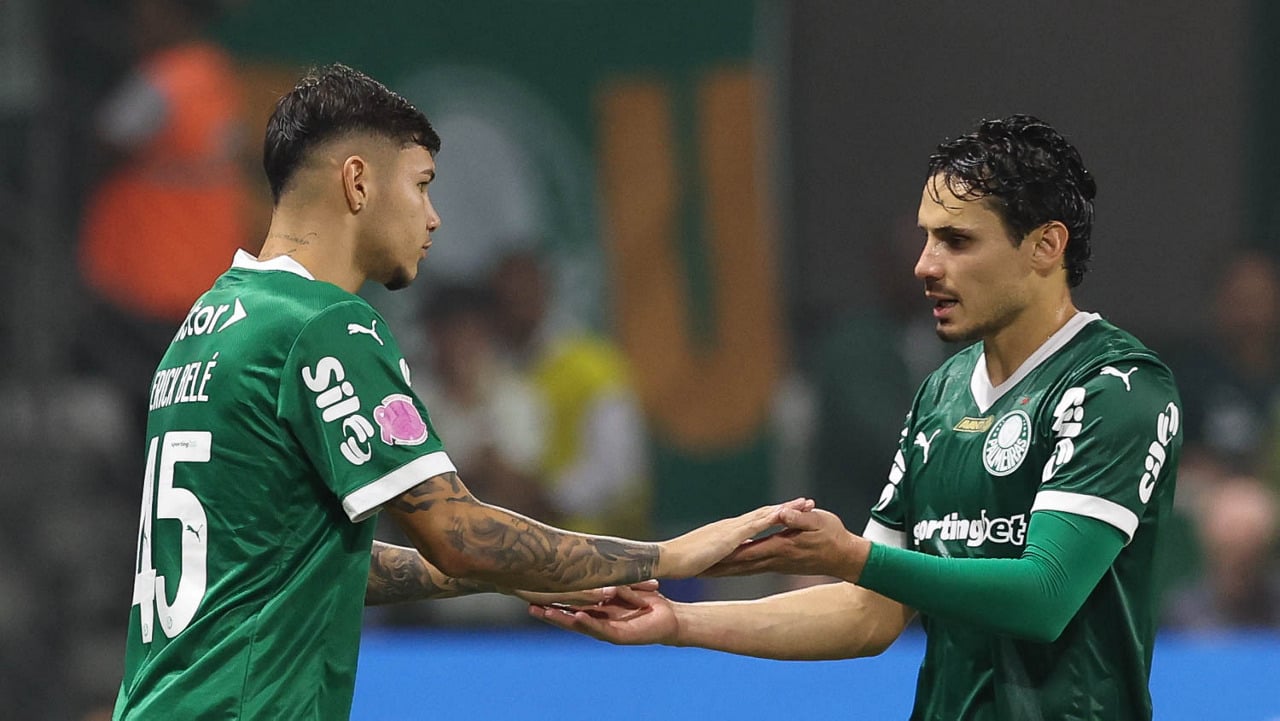 Os jogadores Erick Belé e Raphael Veiga pelo Palmeiras. (Foto: Cesar Greco/Palmeiras)
