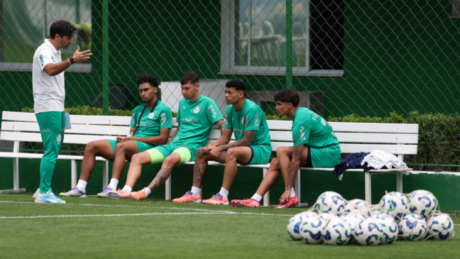 O técnico Abel Ferreira e os jogadores Luighi, Erick Belé, Luis Pacheco e Larson (E/D),  da SE Palmeiras, durante treinamento, na Academia de Futebol. (Foto: Cesar Greco/Palmeiras/by Canon)