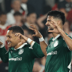 O jogador Vitor Roque, da SE Palmeiras, comemora seu gol contra a equipe do CA River Plate, durante partida válida pelas quartas de final, ida, da Copa Libertadores, no Estádio Monumental. (Foto: Cesar Greco/Palmeiras/by Canon)
