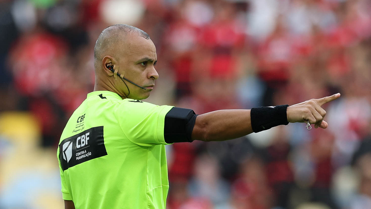 O árbitro Wilton Pereira Sampaio, do jogo entre as equipes da SE Palmeiras e CR Flamengo, durante partida válida pela vigésima nona rodada, do Campeonato Brasileiro, Série A, no Estádio do Maracanã. (Foto: Cesar Greco/Palmeiras/by Canon)
