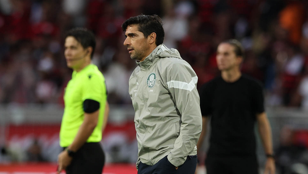 O técnico Abel Ferreira, da SE Palmeiras, em jogo contra a equipe do CR Flamengo, durante partida válida pela vigésima nona rodada, do Campeonato Brasileiro, Série A, no Estádio do Maracanã. (Foto: Cesar Greco/Palmeiras/by Canon)
O técnico Abel Ferreira, da SE Palmeiras, em jogo contra a equipe do CR Flamengo, durante partida válida pela vigésima nona rodada, do Campeonato Brasileiro, Série A, no Estádio do Maracanã. (Foto: Cesar Greco/Palmeiras/by Canon)