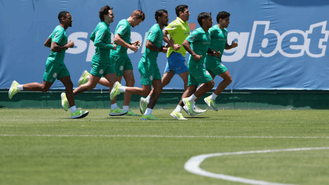 Os jogadores Allan, Mauricio, Bruno Fuchs, Jefté, o preparador físico Thiago Maldonado, Facundo Torres e Bruno Rodrigues (E/D), da SE Palmeiras, durante treinamento, na Academia de Futebol. (Foto: Cesar Greco/Palmeiras/by Canon)
