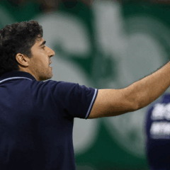O técnico Abel Ferreira, da SE Palmeiras, em jogo contra a equipe do Cruzeiro EC, durante partida válida pela trigésima rodada, do Campeonato Brasileiro, Série A, na arena Alllianz Parque. (Foto: Cesar Greco/Palmeiras/by Canon)
