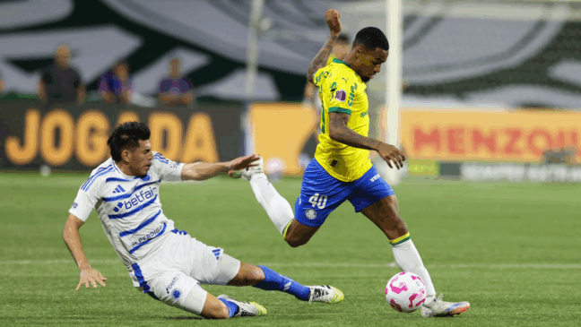O jogador Allan, da SE Palmeiras, disputa bola com o jogador do Cruzeiro EC, durante partida válida pela trigésima rodada, do Campeonato Brasileiro, Série A, na arena Alllianz Parque. (Foto: Cesar Greco/Palmeiras/by Canon)

