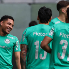 O jogador Vitor Roque, da SE Palmeiras, durante treinamento, na arena Allianz Parque. (Foto: Cesar Greco/Palmeiras/by Canon)