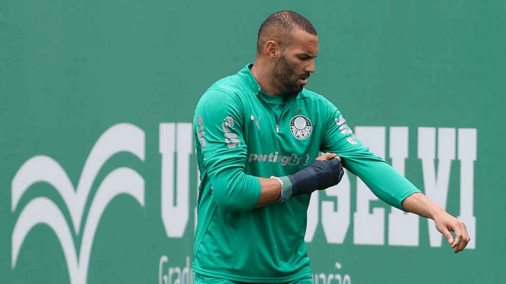 O goleiro Weverton, da SE Palmeiras, durante treinamento, na Academia de Futebol. (Foto: Cesar Greco/Palmeiras/by Canon)
