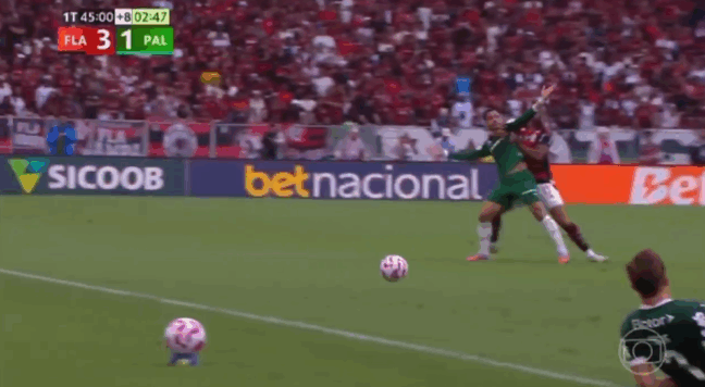 Palmeiras x Flamengo: VAR 'ignora' possível falta em Vitor Roque em pênalti sobre Pedro: 'Não faz parte da fase de ataque'