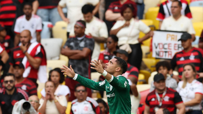 Vitor Roque comemora seu gol pelo Palmeiras no 