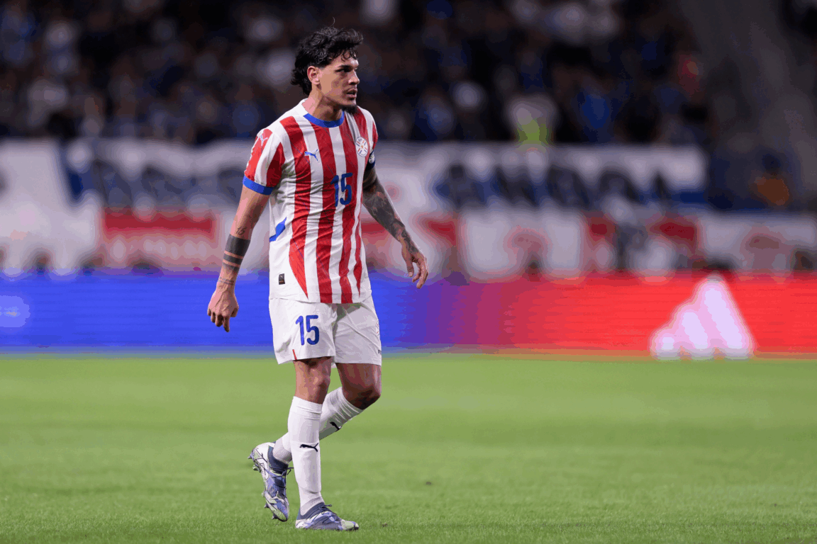 Gómez em ação pelo Paraguai (Foto: Albirroja/Divulgação)
