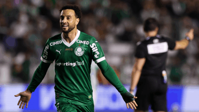 O jogador Felipe Anderson, da SE Palmeiras, comemora seu gol contra a equipe do EC Juventude, durante partida válida pela trigésima primeira rodada, do Campeonato Brasileiro, Série A, no Estádio Alfredo Jaconi. (Foto: Cesar Greco/Palmeiras/by Canon)
