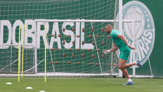Weverton faz trabalho em campo e Palmeiras prepara novidades para jogo contra Santos