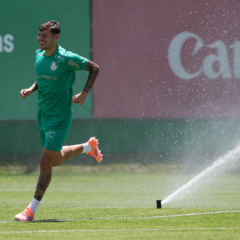 Os jogadores Riquelme e Erick Belé (D), da SE Palmeiras, durante treinamento, na Academia de Futebol. (Foto: Cesar Greco/Palmeiras/by Canon)

