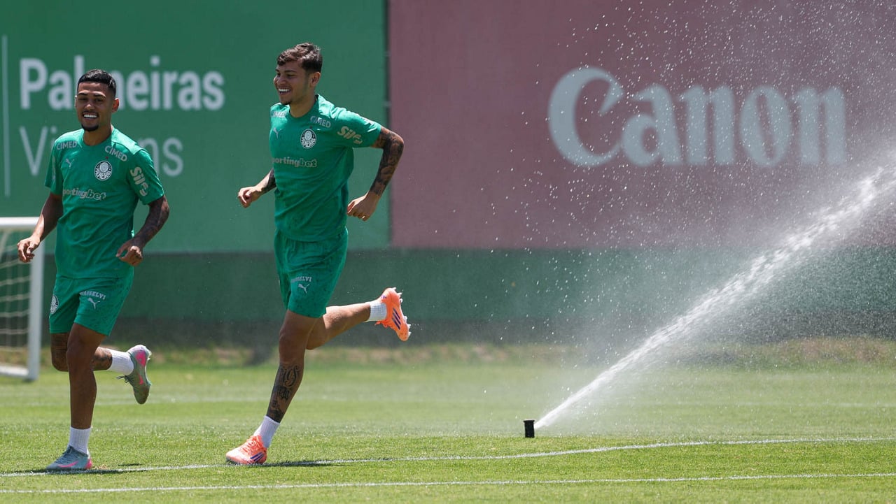 Os jogadores Riquelme e Erick Belé (D), da SE Palmeiras, durante treinamento, na Academia de Futebol. (Foto: Cesar Greco/Palmeiras/by Canon)

