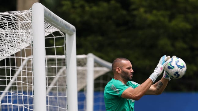 O goleiro Weverton, da SE Palmeiras, durante treinamento, na Academia de Futebol. (Foto: Cesar Greco/Palmeiras/by Canon)