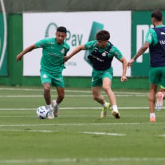 Os jogadores Riquelme e Agustín Giay (D), da SE Palmeiras, durante treinamento, na Academia de Futebol. (Foto: Cesar Greco/Palmeiras/by Canon)