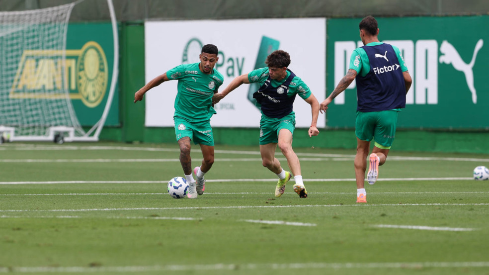 Os jogadores Riquelme e Agustín Giay (D), da SE Palmeiras, durante treinamento, na Academia de Futebol. (Foto: Cesar Greco/Palmeiras/by Canon) Os jogadores Riquelme e Agustín Giay (D), da SE Palmeiras, durante treinamento, na Academia de Futebol. (Foto: Cesar Greco/Palmeiras/by Canon)