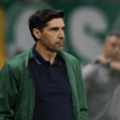 Abel Ferreira em jogo do Palmeiras no Brasileirão. Foto: César Greco