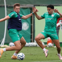 Os jogadores Bruno Fuchs e Bruno Rodrigues (D), da SE Palmeiras, durante treinamento, na Academia de Futebol. (Foto: Cesar Greco/Palmeiras/by Canon)