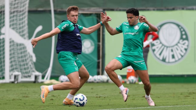 Os jogadores Bruno Fuchs e Bruno Rodrigues (D), da SE Palmeiras, durante treinamento, na Academia de Futebol. (Foto: Cesar Greco/Palmeiras/by Canon)
