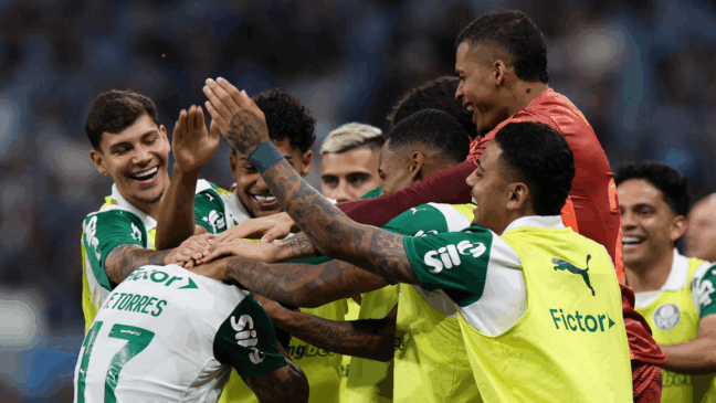 O jogador Facundo Torres, da SE Palmeiras, comemora seu gol contra a equipe do Grêmio FBPA, durante partida válida pela trigésima sexta rodada, do Campeonato Brasileiro, Série A, na Arena do Grêmio. (Foto: Cesar Greco/Palmeiras/by Canon)
