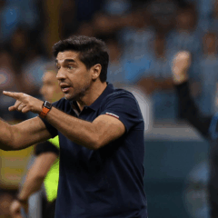 O técnico Abel Ferreira, da SE Palmeiras, em jogo contra a equipe do Grêmio FBPA, durante partida válida pela trigésima sexta rodada, do Campeonato Brasileiro, Série A, na Arena do Grêmio. (Foto: Cesar Greco/Palmeiras/by Canon)
