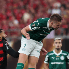 O jogador Bruno Fuchs, da SE Palmeiras, disputa bola com o jogador do CR Flamengo, durante partida final, da Copa Libertadores, no Estádio Monumental de LIma. (Foto: Cesar Greco/Palmeiras/by Canon)
