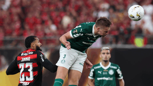 O jogador Bruno Fuchs, da SE Palmeiras, disputa bola com o jogador do CR Flamengo, durante partida final, da Copa Libertadores, no Estádio Monumental de LIma. (Foto: Cesar Greco/Palmeiras/by Canon)
