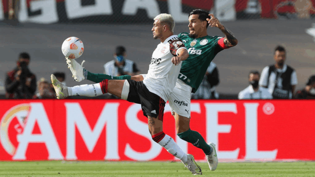 O jogador Gustavo Gómez, da SE Palmeiras, disputa bola com o jogador De Arrascaeta, do CR Flamengo, durante partida final, da Copa Libertadores, no Estádio Centenário. (Foto: Cesar Greco)
