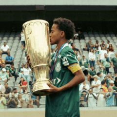 PH Neto com a taça do Campeonato Paulista Sub-11 (Foto: Edson Junior / @ligaagencia)