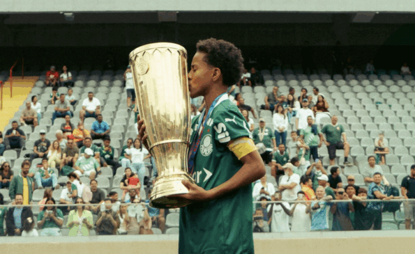 PH Neto com a taça do Campeonato Paulista Sub-11 (Foto: Edson Junior / @ligaagencia)