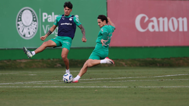 Os jogadores Gustavo Gómez e Raphael Veiga (D), da SE Palmeiras, durante treinamento, na Academia de Futebol. (Foto: Cesar Greco/Palmeiras/by Canon)