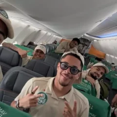 Elenco do Palmeiras em avião para Lima para final da Libertadores (Foto: Divulgação)
