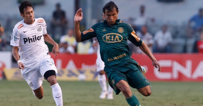 Palmeiras X Santos no Campeonato Paulista de 2013; na foto Neymar (à esq.) e Vinicíus (à dir) (Foto: Palmeiras) 