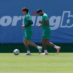 Os jogadores Mauricio e Jefté (D), da SE Palmeiras, durante treinamento, na Academia de Futebol. (Foto: Cesar Greco/Palmeiras/by Canon)
