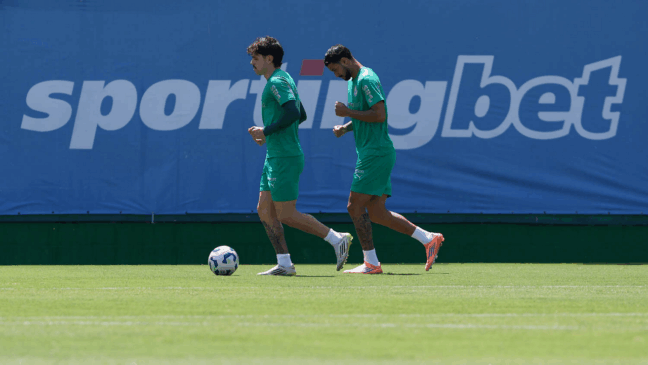 Os jogadores Mauricio e Jefté (D), da SE Palmeiras, durante treinamento, na Academia de Futebol. (Foto: Cesar Greco/Palmeiras/by Canon)
