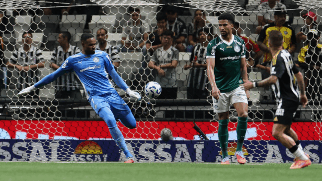 O goleiro Carlos Miguel, da SE Palmeiras, em jogo contra a equipe do C Atlético Mineiro, durante partida válida pela trigésima quarta rodada, do Campeonato Brasileiro, Série A, na Arena MRV. (Foto: Cesar Greco/Palmeiras/by Canon)
